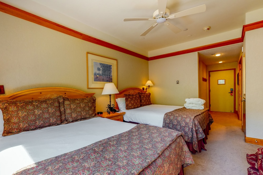 Junior Room, 2 Queen Beds (Standard 2 Queen Room)
