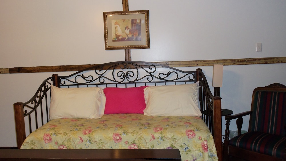 Basic Single Room, 1 King Bed with Sofa bed photo 2