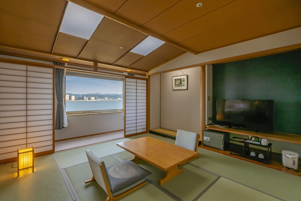 Grand Room, Non Smoking, Lake View photo 3