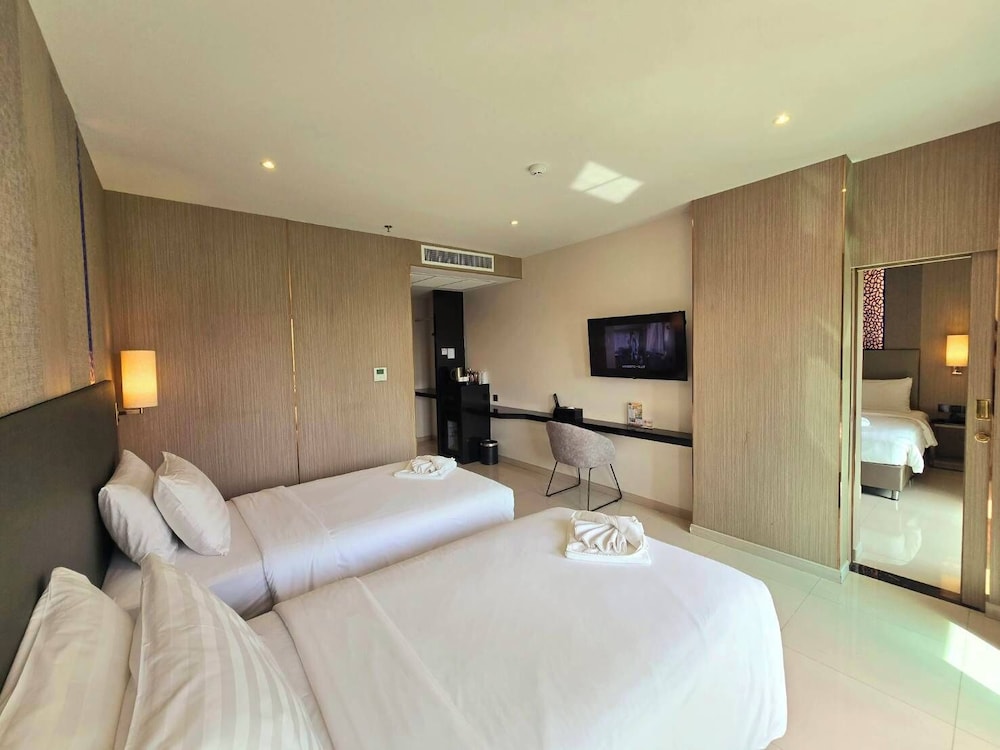 Family Suite with Balcony - Photo 1