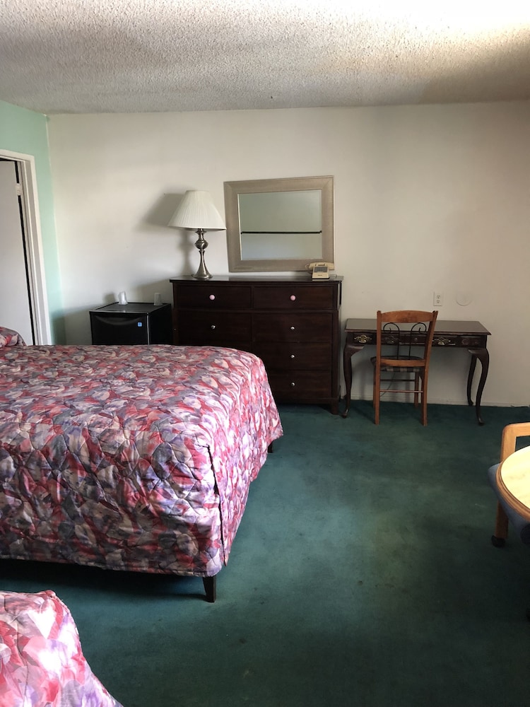Basic Double Room, 2 Queen Beds photo 3