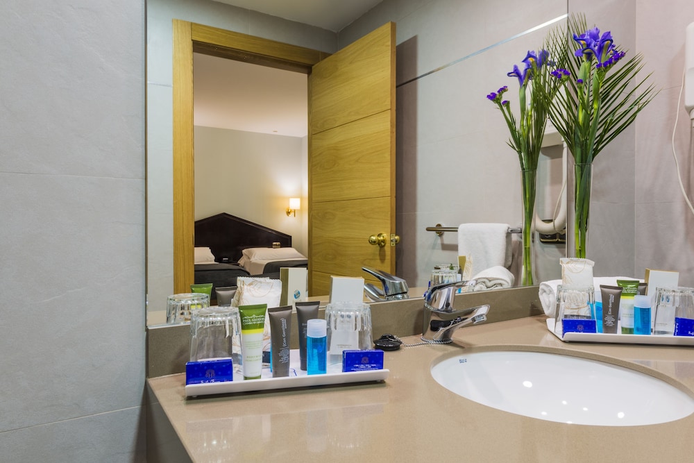 Standard Double or Twin Room - Photo 12