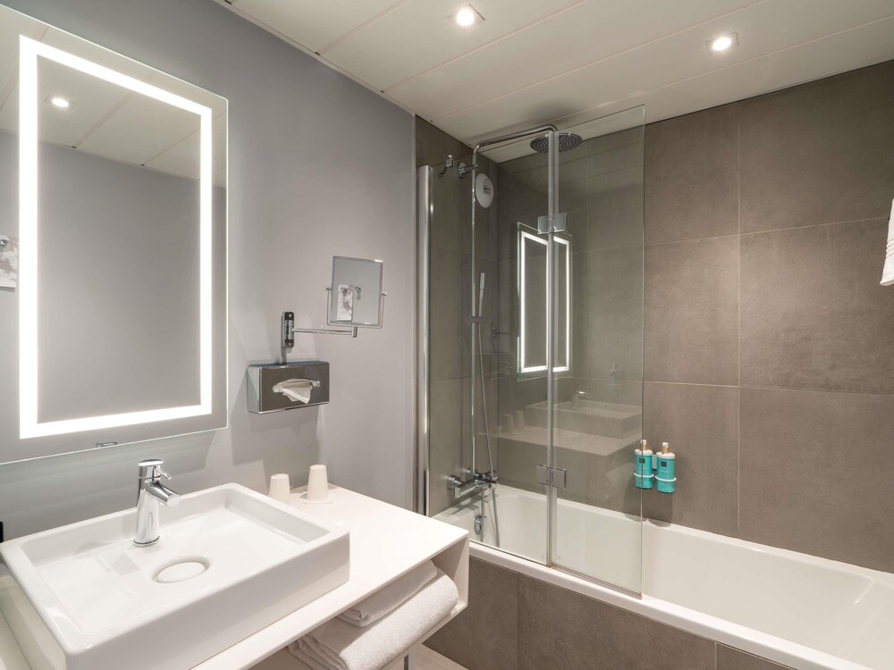 Junior Suite, 1 King Bed, Non Smoking, Housekeeping - Photo 14