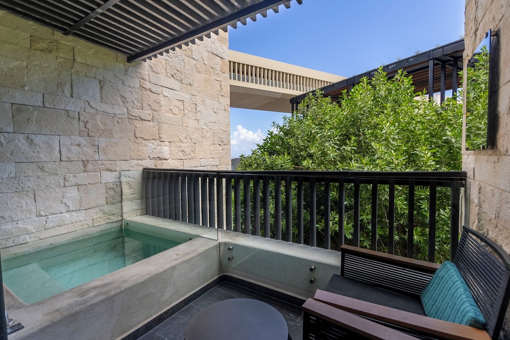 Premium Room, 1 King Bed, Garden View (Plunge)