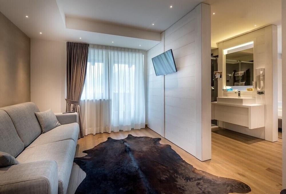 White Suite photo 2