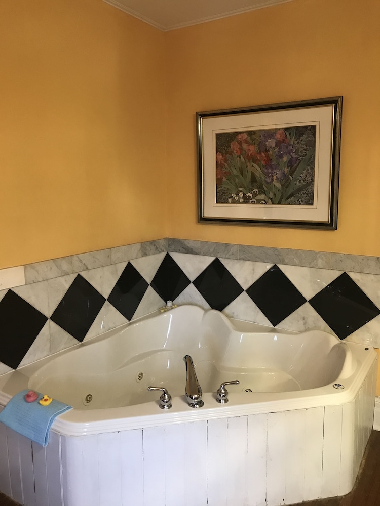Suite, 1 King Bed, Jetted Tub photo 3