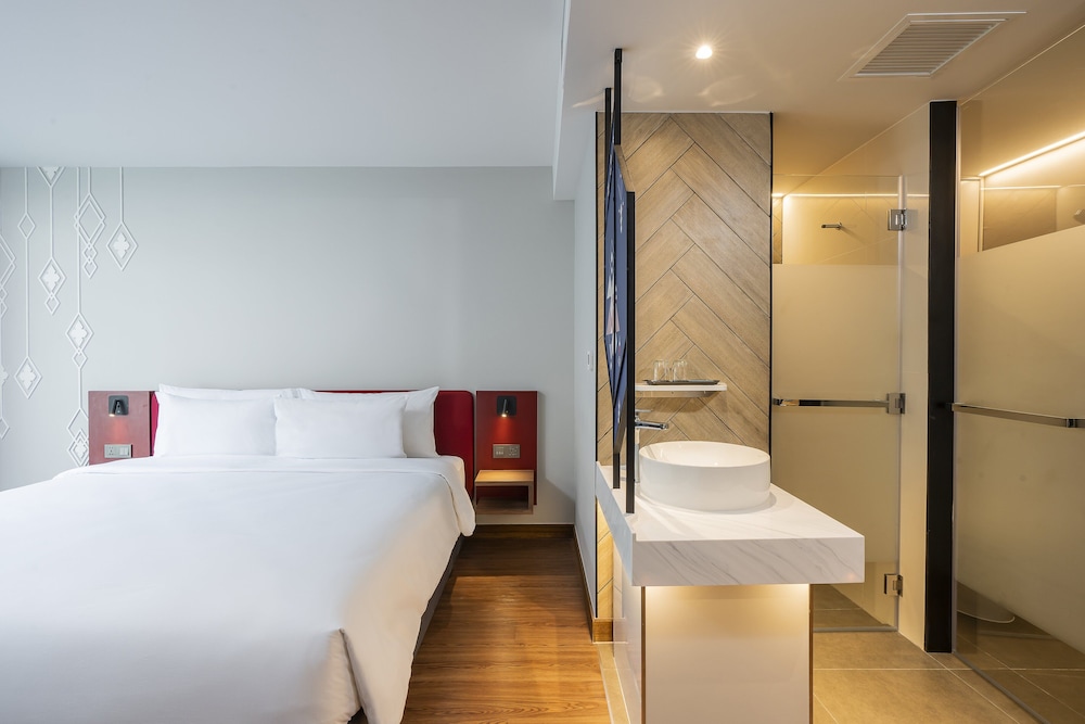 Superior Room, 1 King Bed photo 2