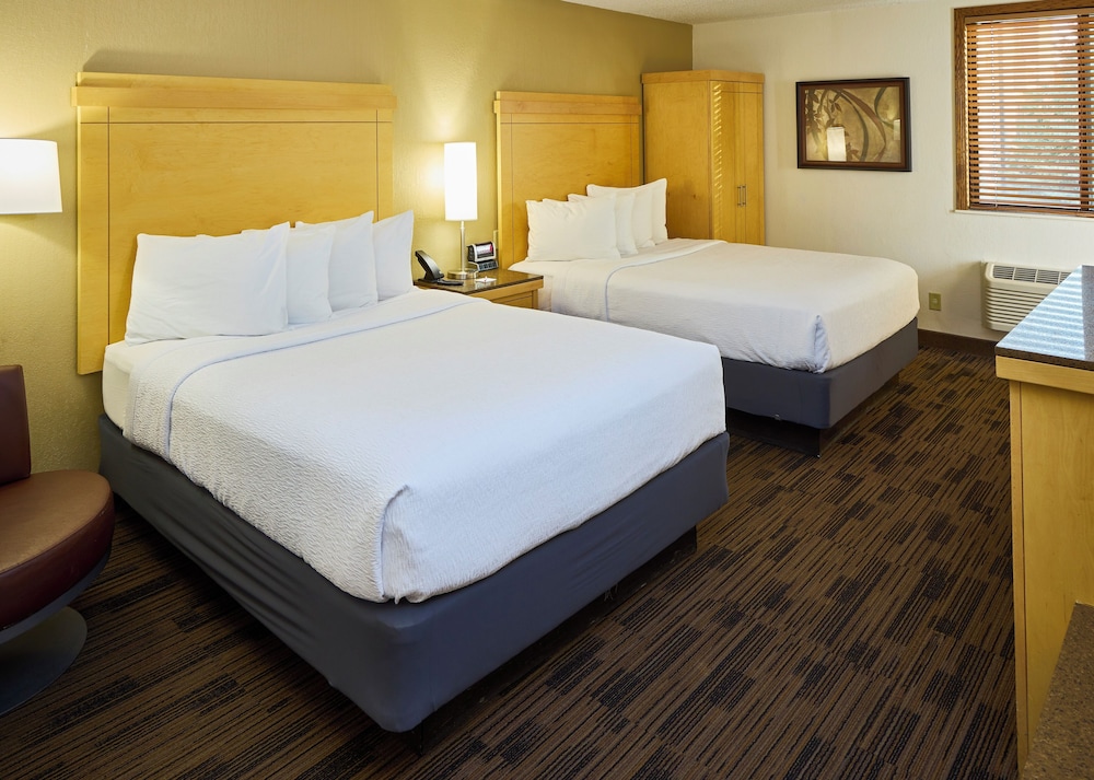 Premium Room, 2 Queen Beds, Non Smoking - Photo 2
