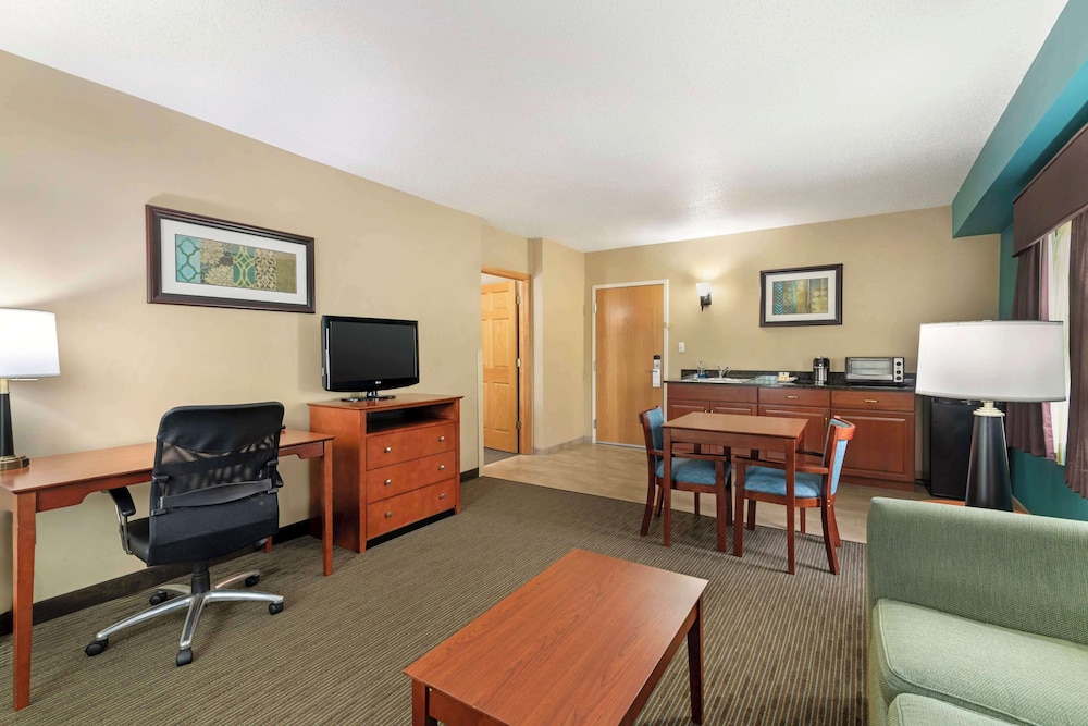 Suite, 1 King Bed, Non Smoking, Kitchenette - Photo 6