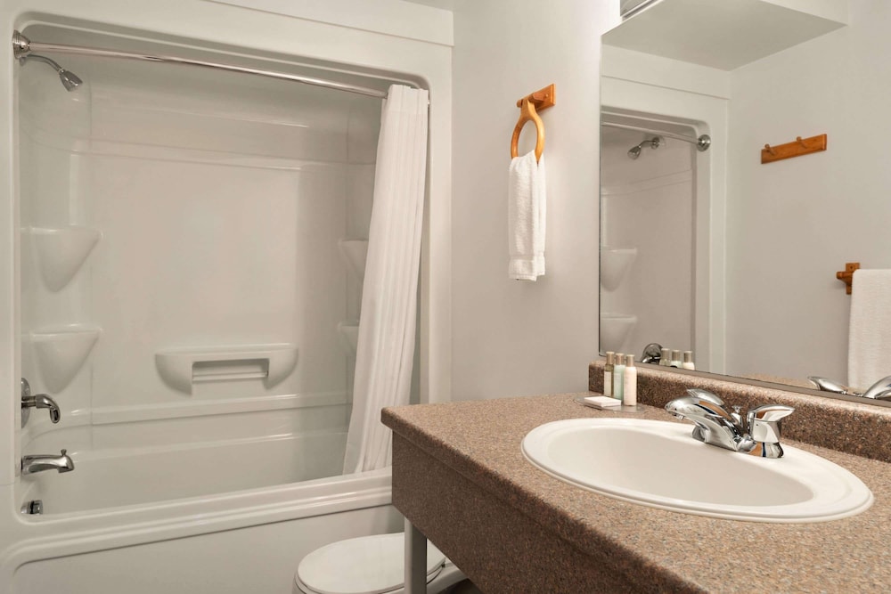 Room, Multiple Beds, Non Smoking, Pool Access photo 2