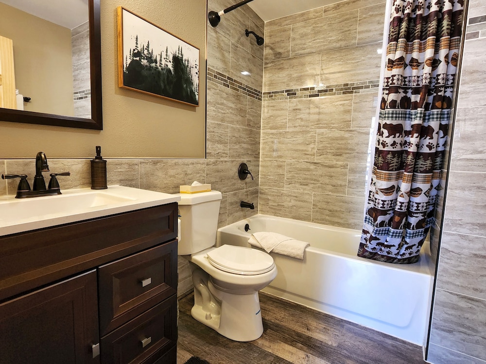 Luxury Cabin, 3 Bedrooms, Hot Tub, River View, photo 6