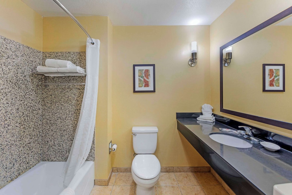 Deluxe Suite, 1 King Bed, Non Smoking - Photo 2