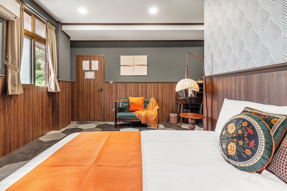 Deluxe Double Room with Bathtub - Photo 5