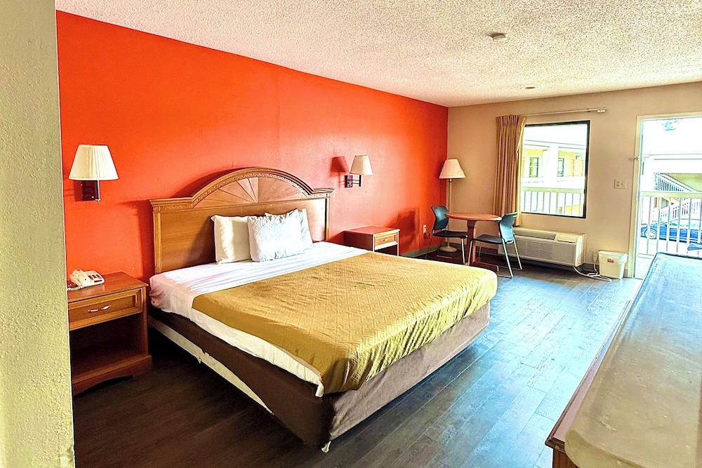 Room, 1 King Bed, Non Smoking - Photo 1
