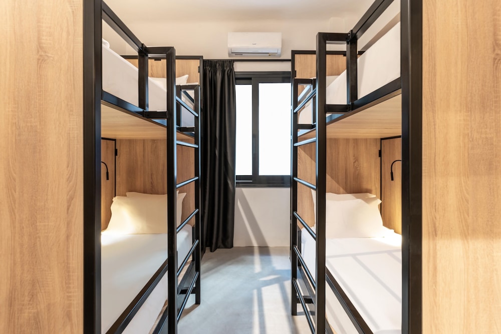 Classic Studio, Multiple Beds photo 2