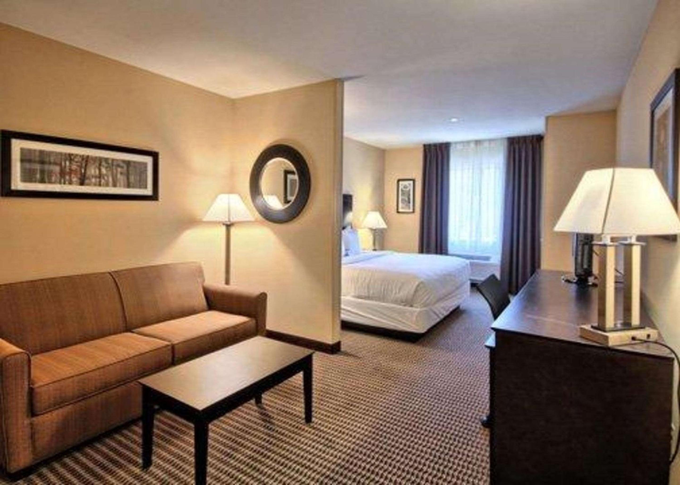 King Suite - Non-Smoking - Photo 2