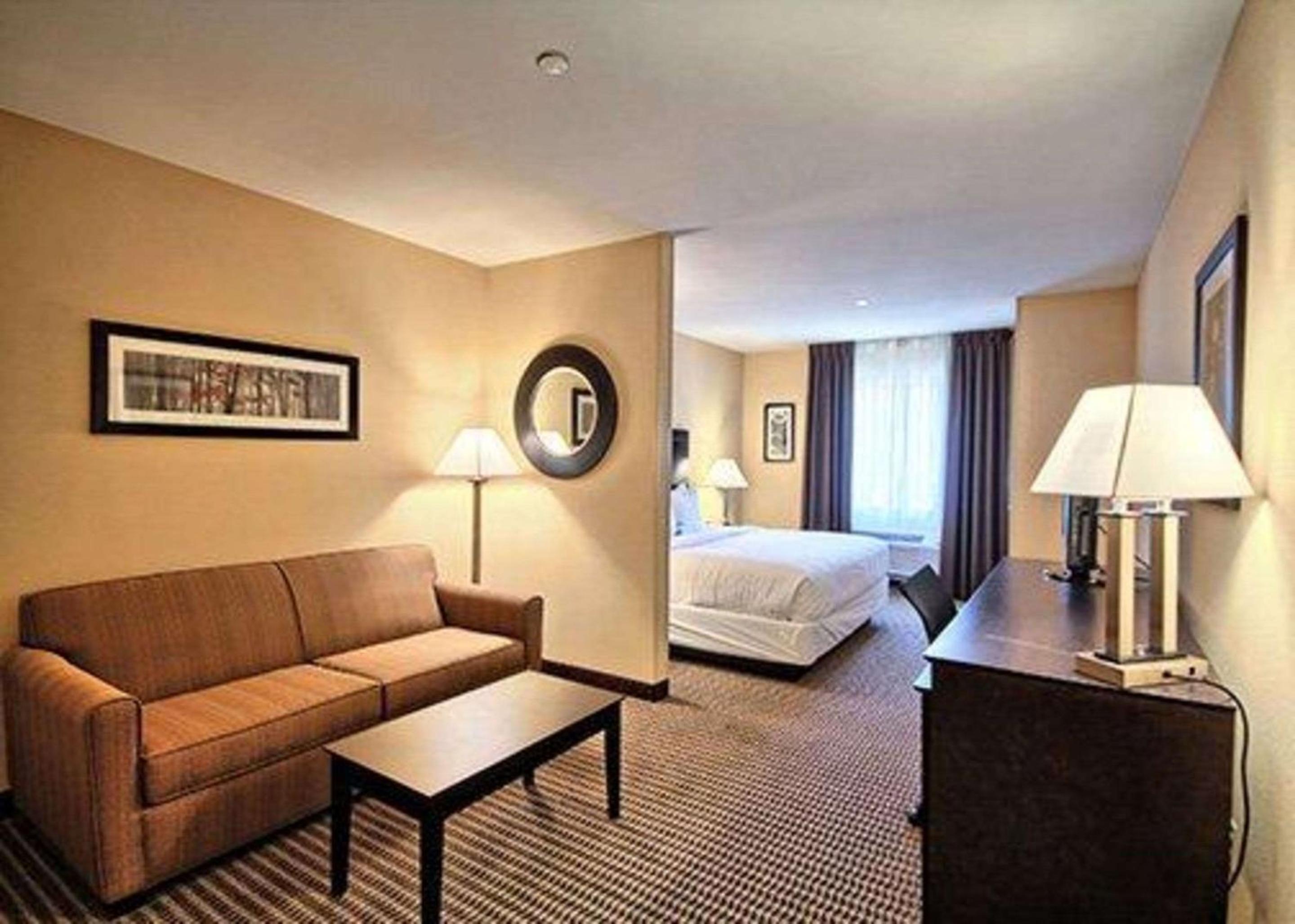 King Suite - Non-Smoking - Photo 3