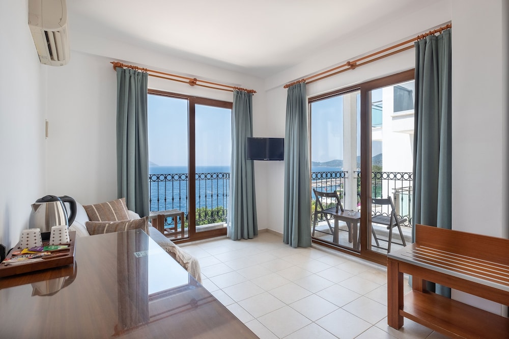 Superior Room, 1 Queen Bed with Sofa bed, Balcony, Sea View photo 2