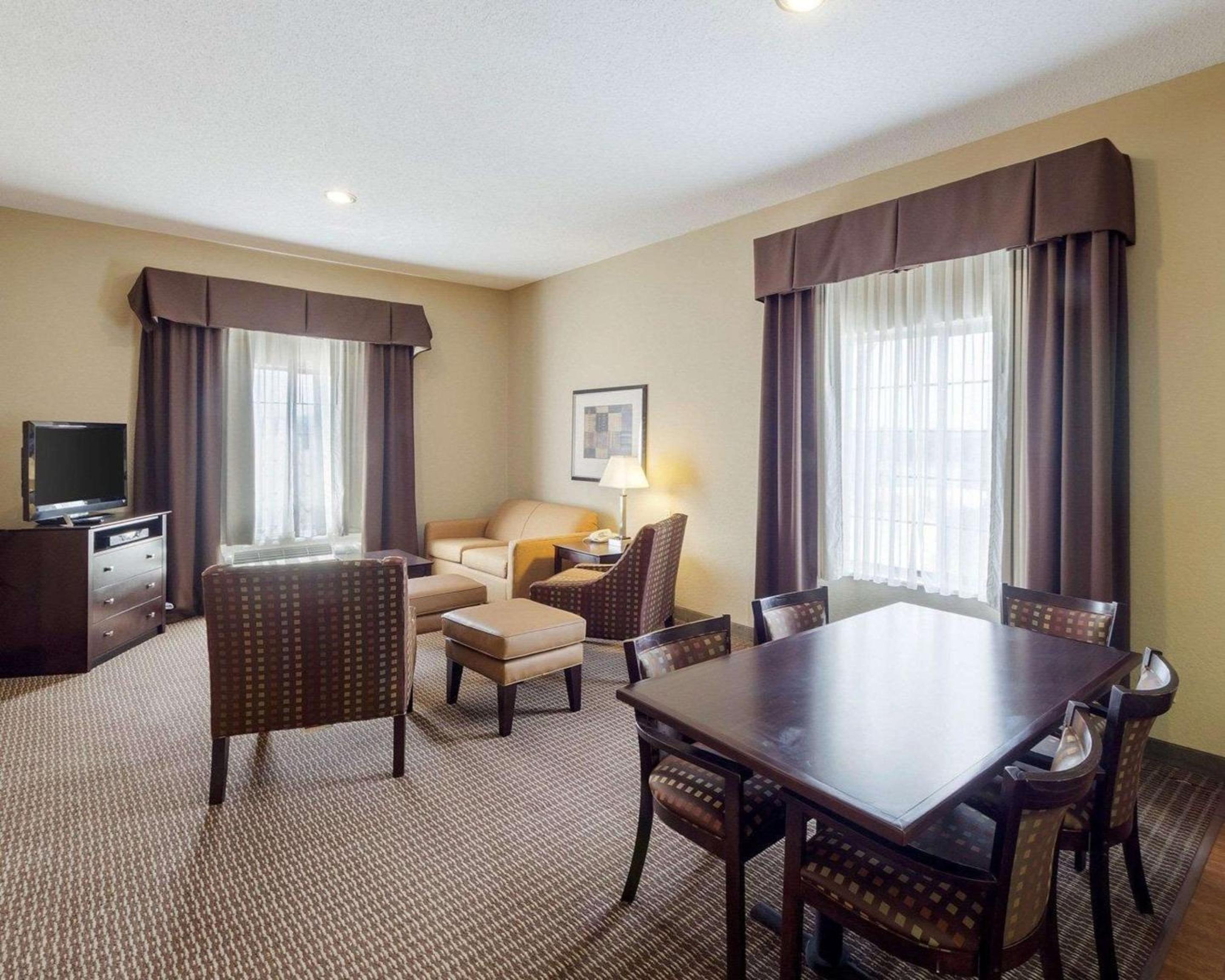 Queen Suite with Two Queen Beds - Non-Smoking - Photo 1