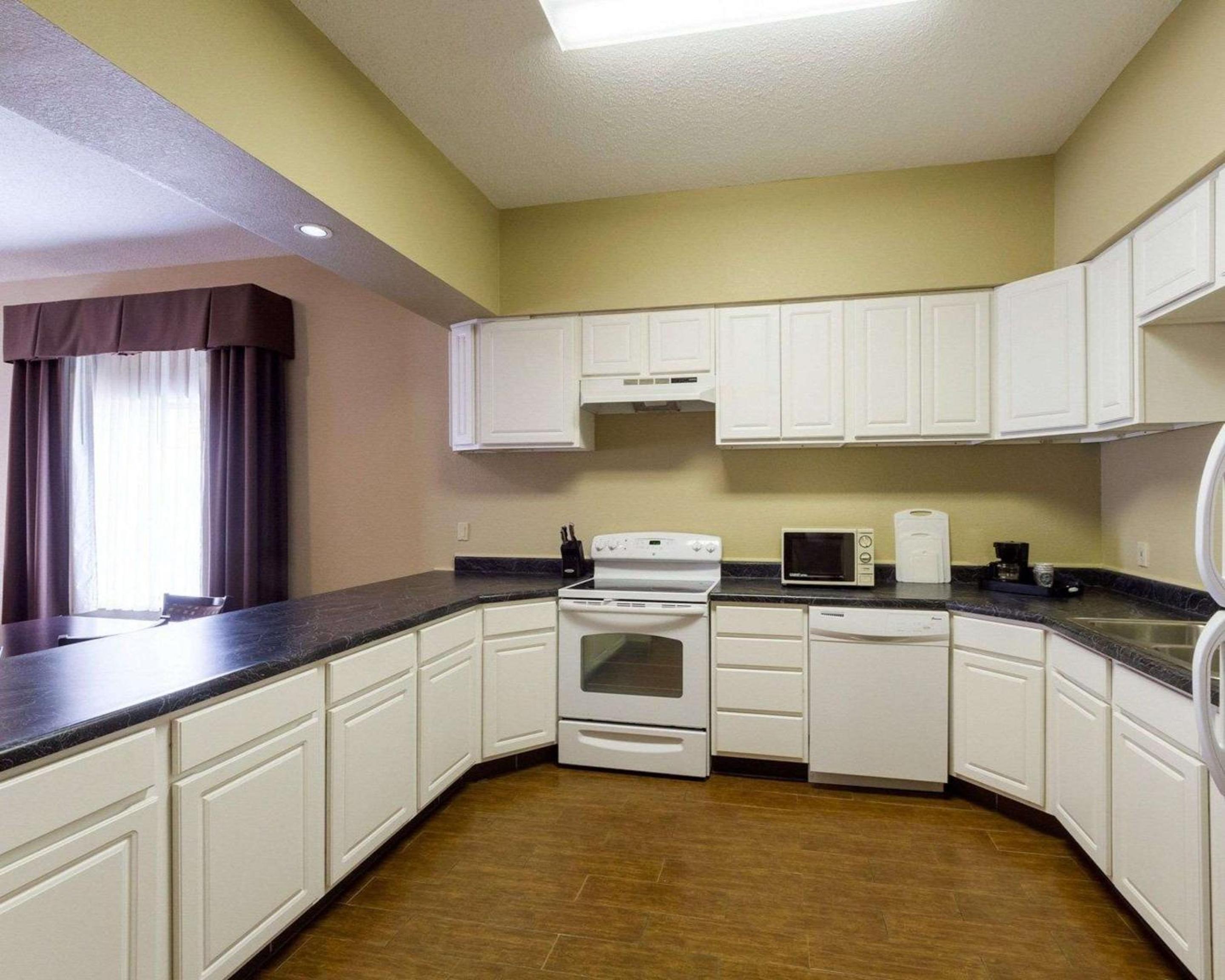 Queen Suite with Two Queen Beds - Non-Smoking - Photo 2