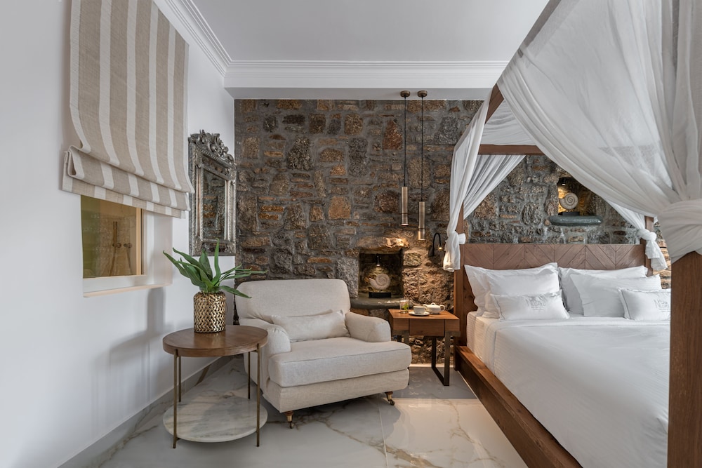 Dreamy Honeymoon Suite with Outdoor Hot Tub, Sea View - Photo 4