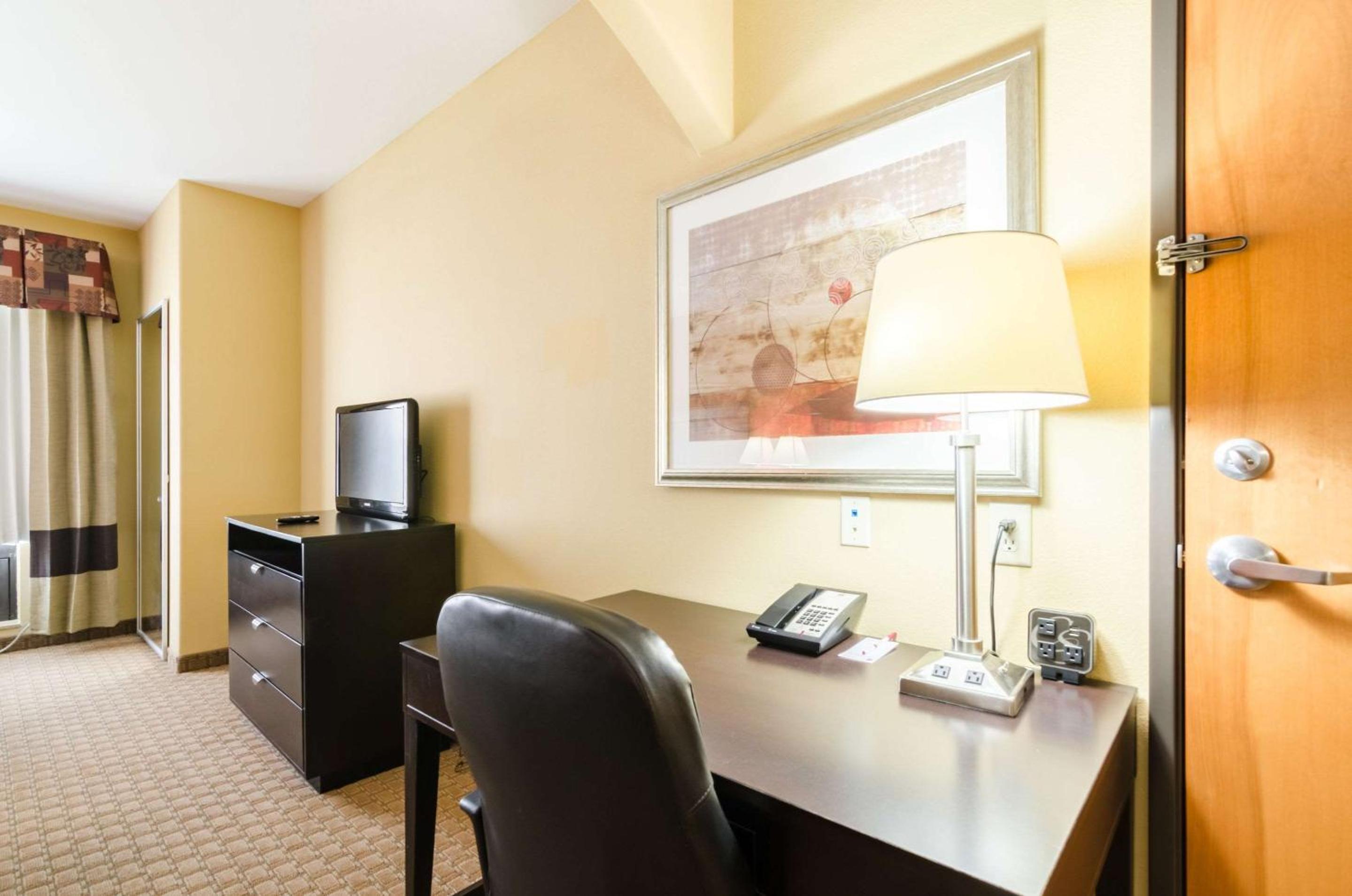 Executive King Suite - Non-Smoking - Photo 1