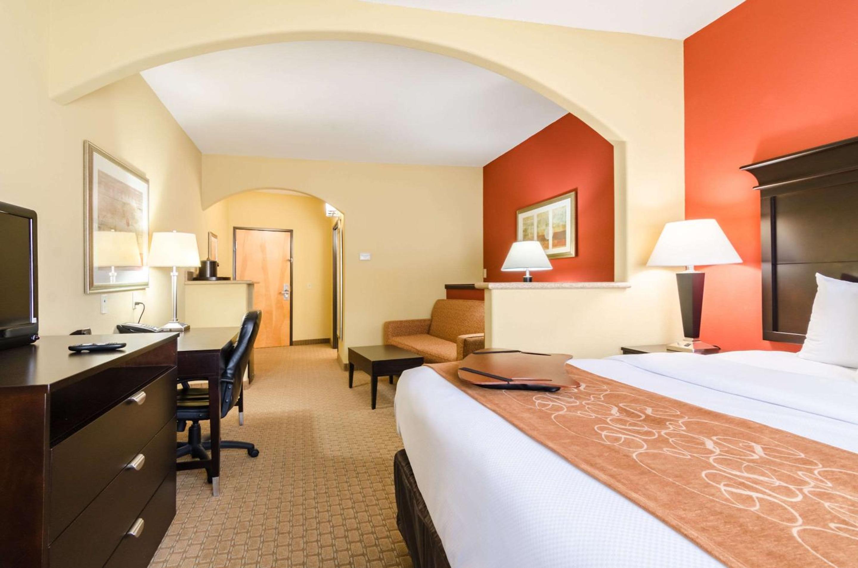 Executive King Suite - Non-Smoking - Photo 11