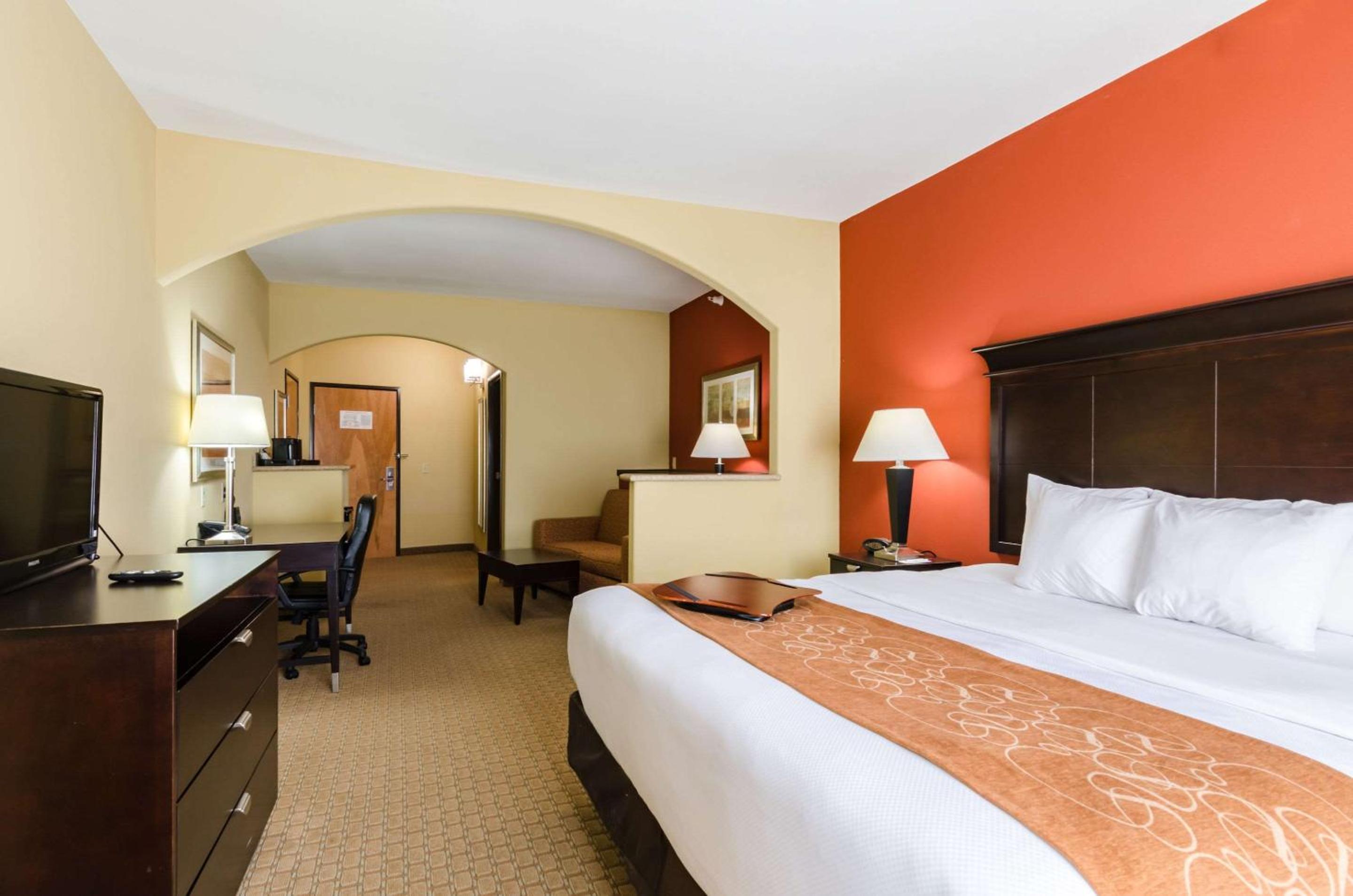 Executive King Suite - Non-Smoking - Photo 12