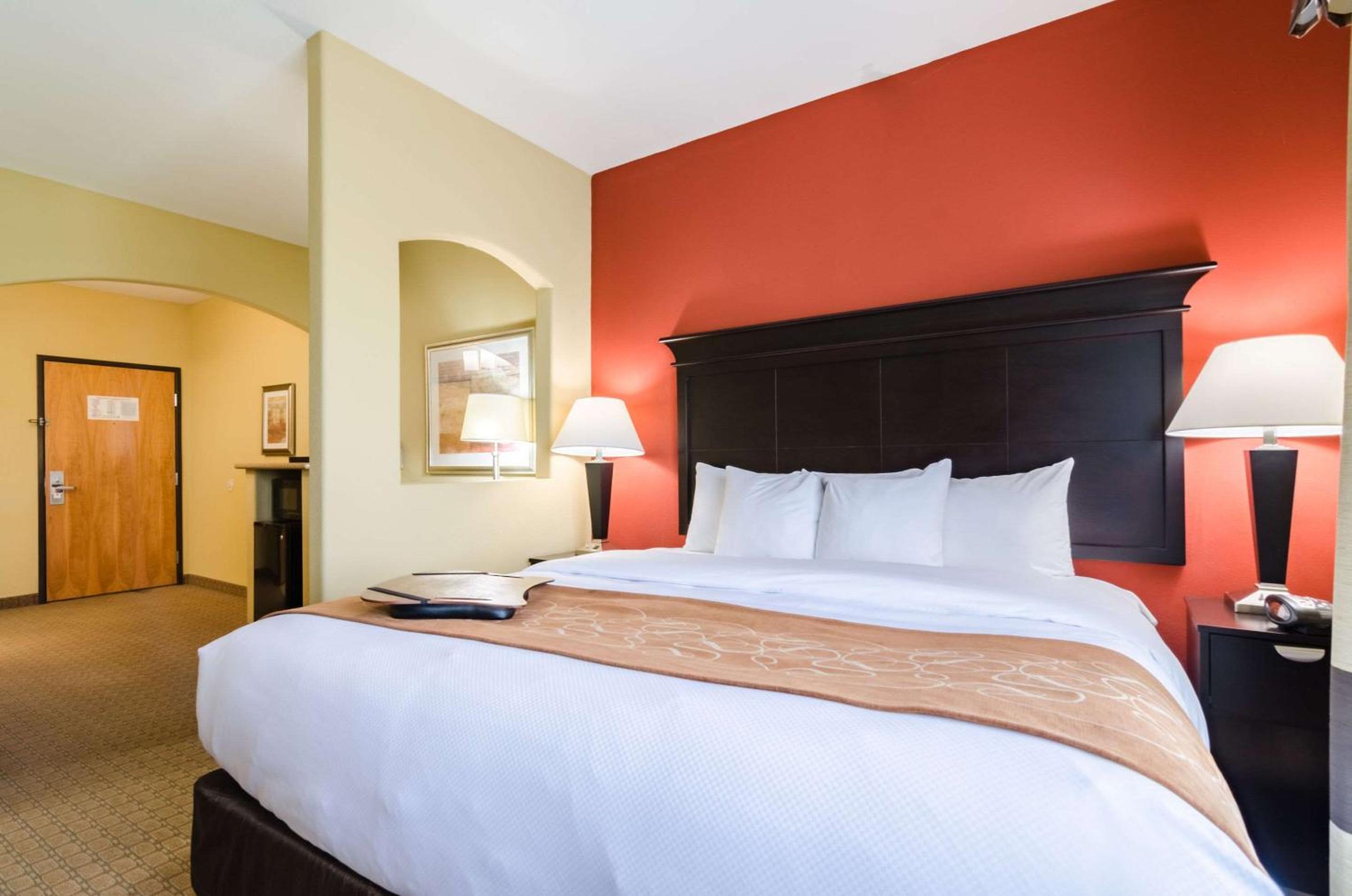 Executive King Suite - Non-Smoking - Photo 16