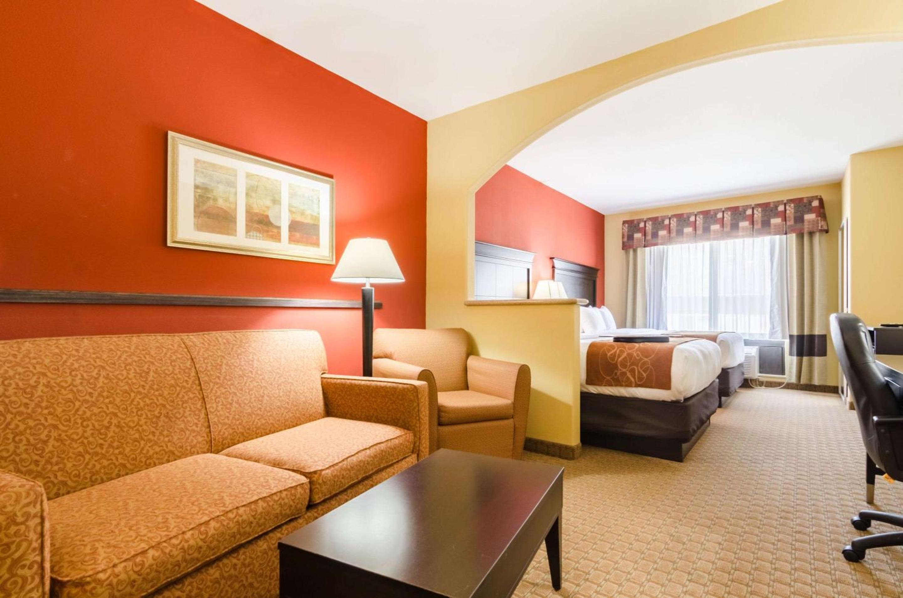 Queen Suite - Non-Smoking photo 3