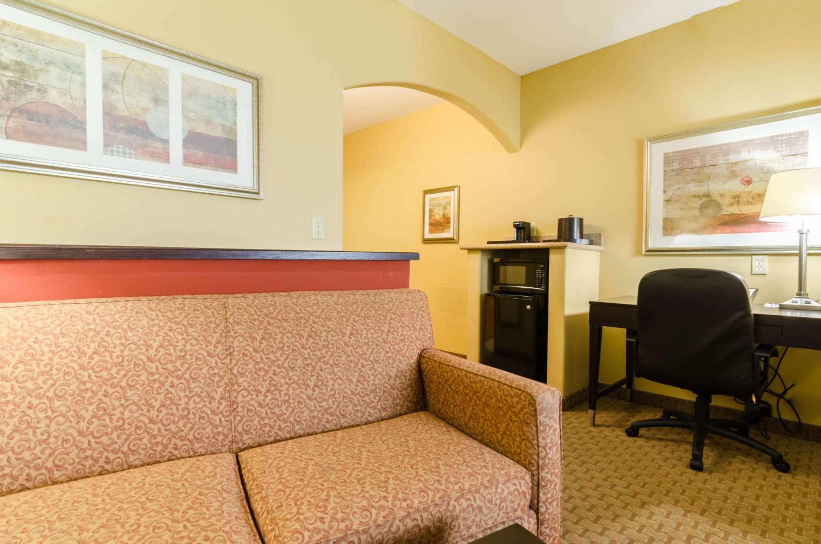 Executive King Suite - Non-Smoking - Photo 20