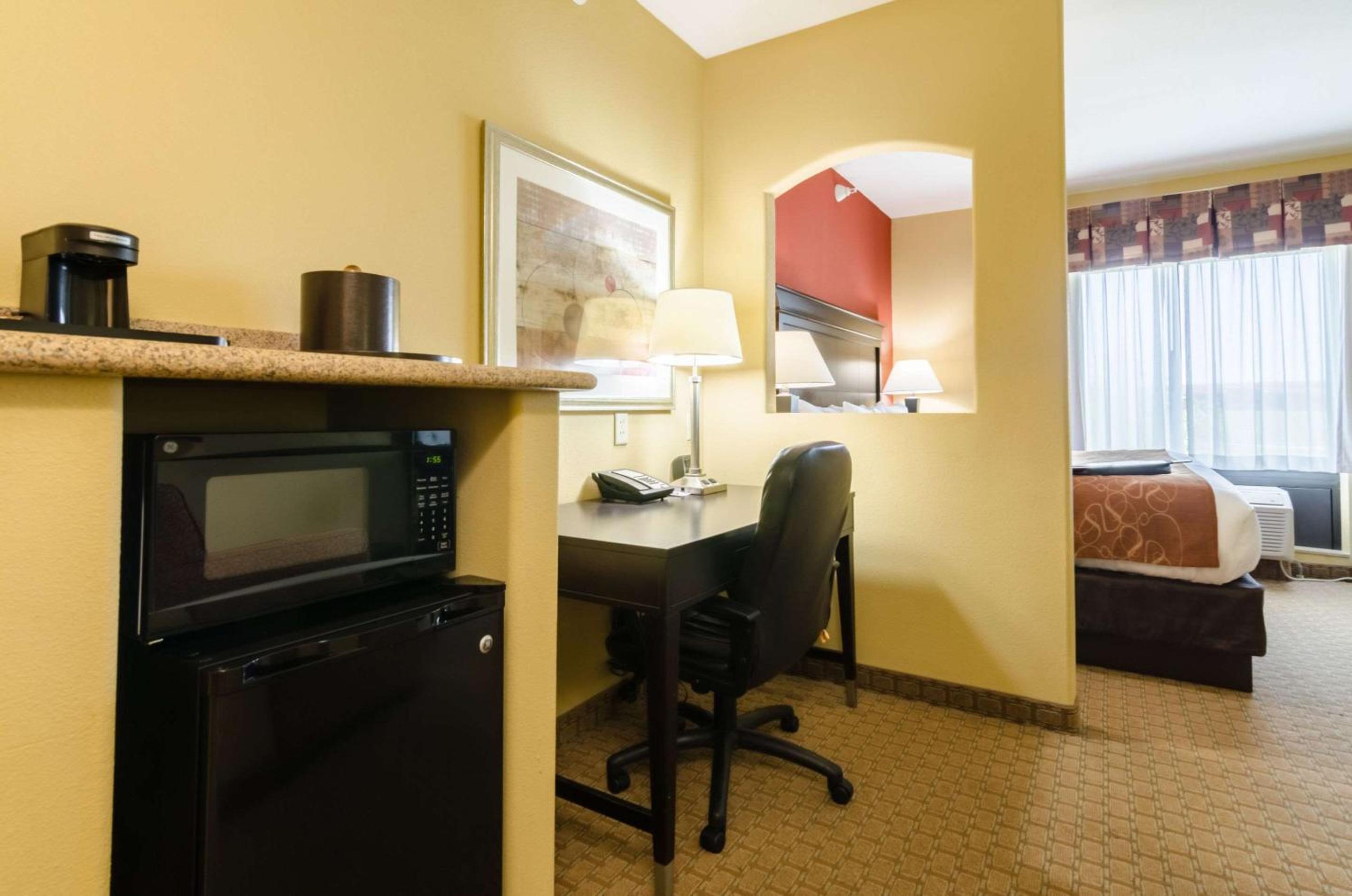 Executive King Suite - Non-Smoking - Photo 21