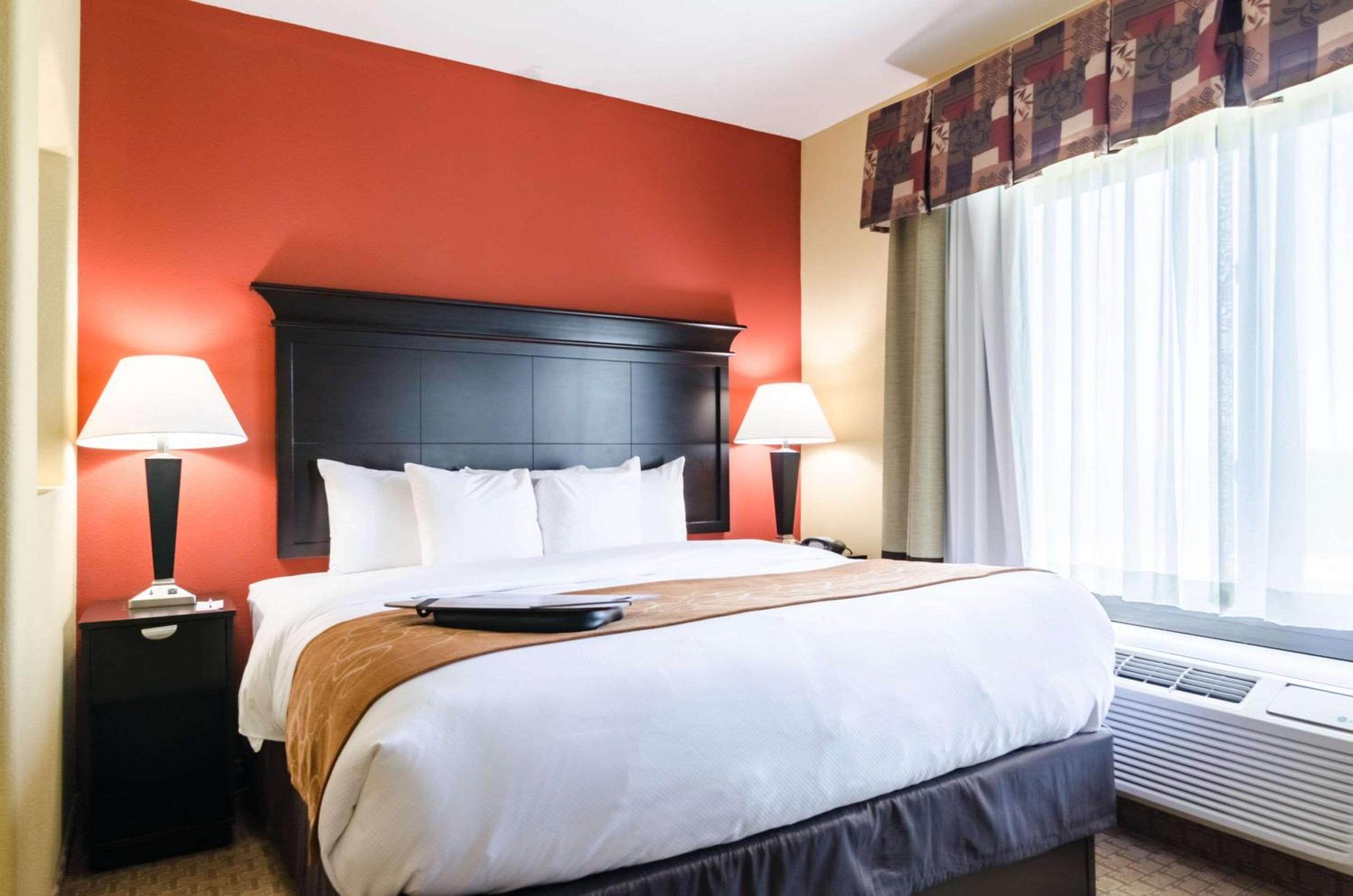 Executive King Suite - Non-Smoking - Photo 2