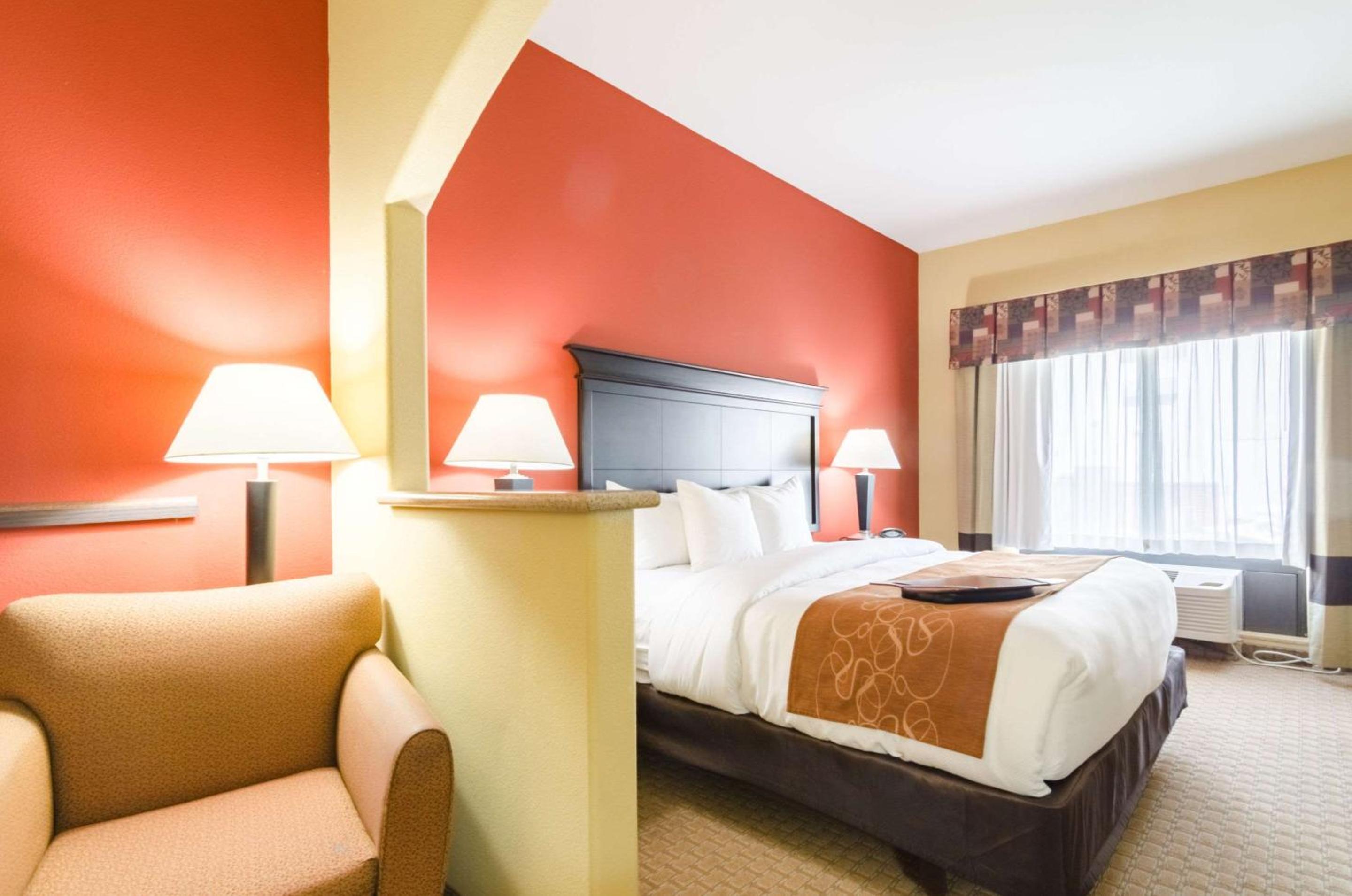 Executive King Suite - Non-Smoking - Photo 4