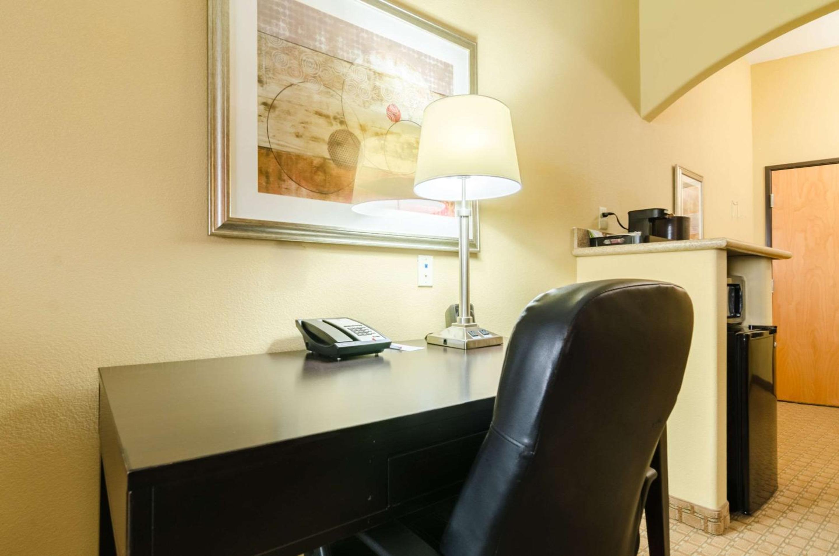 Executive King Suite - Non-Smoking - Photo 5