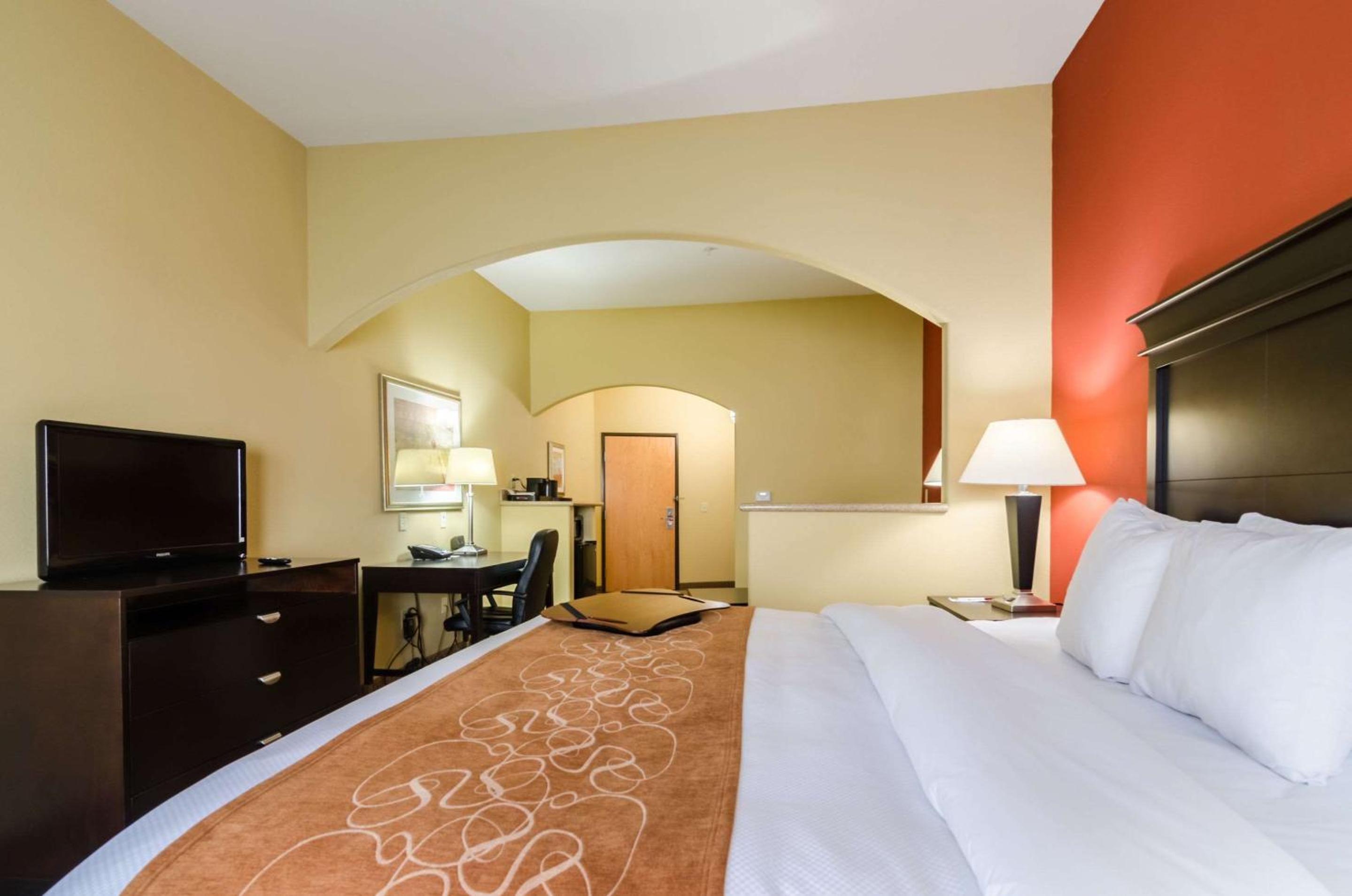 Executive King Suite - Non-Smoking - Photo 6