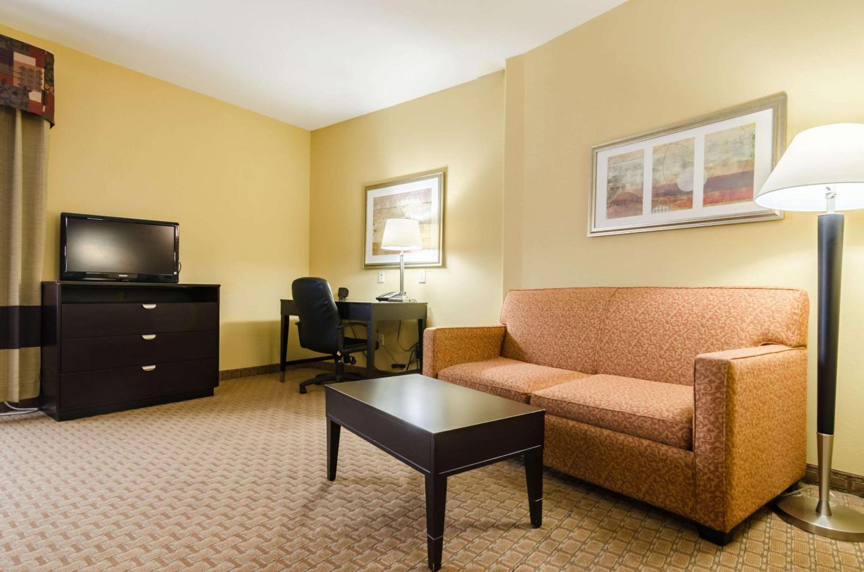 Executive King Suite - Non-Smoking - Photo 7