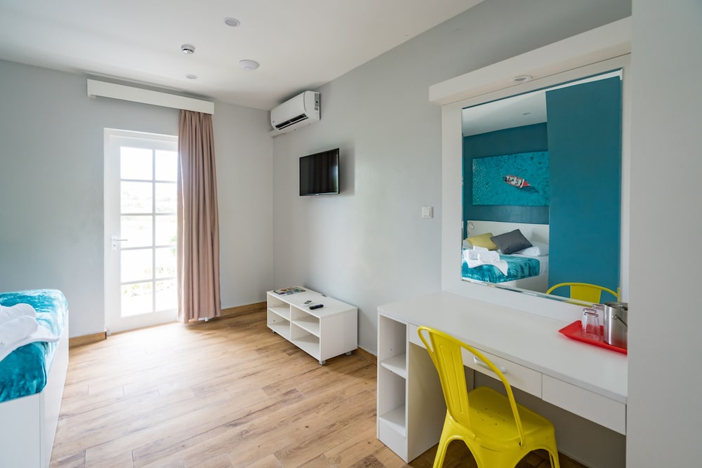 Classic Room, 1 Queen Bed, Non Smoking, with balcony Lake View photo 3