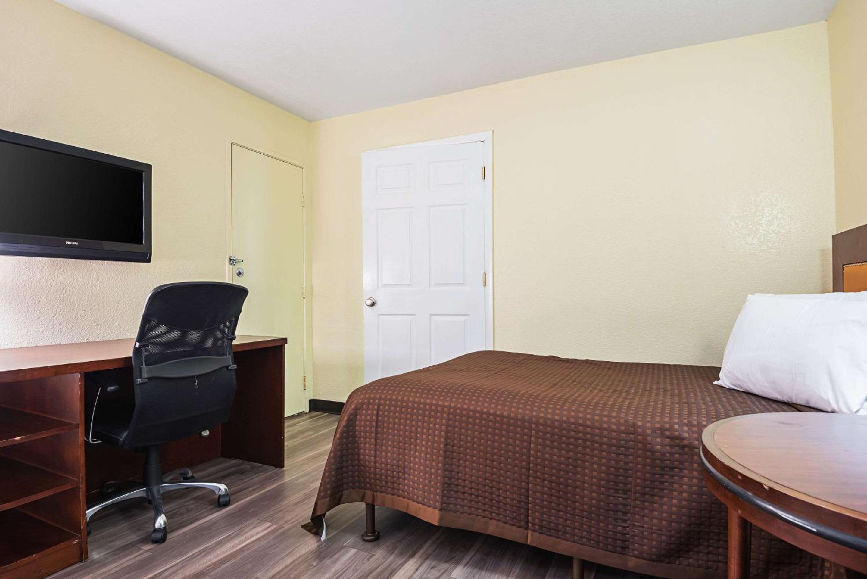 Efficiency King Suite - Non-Smoking photo 1