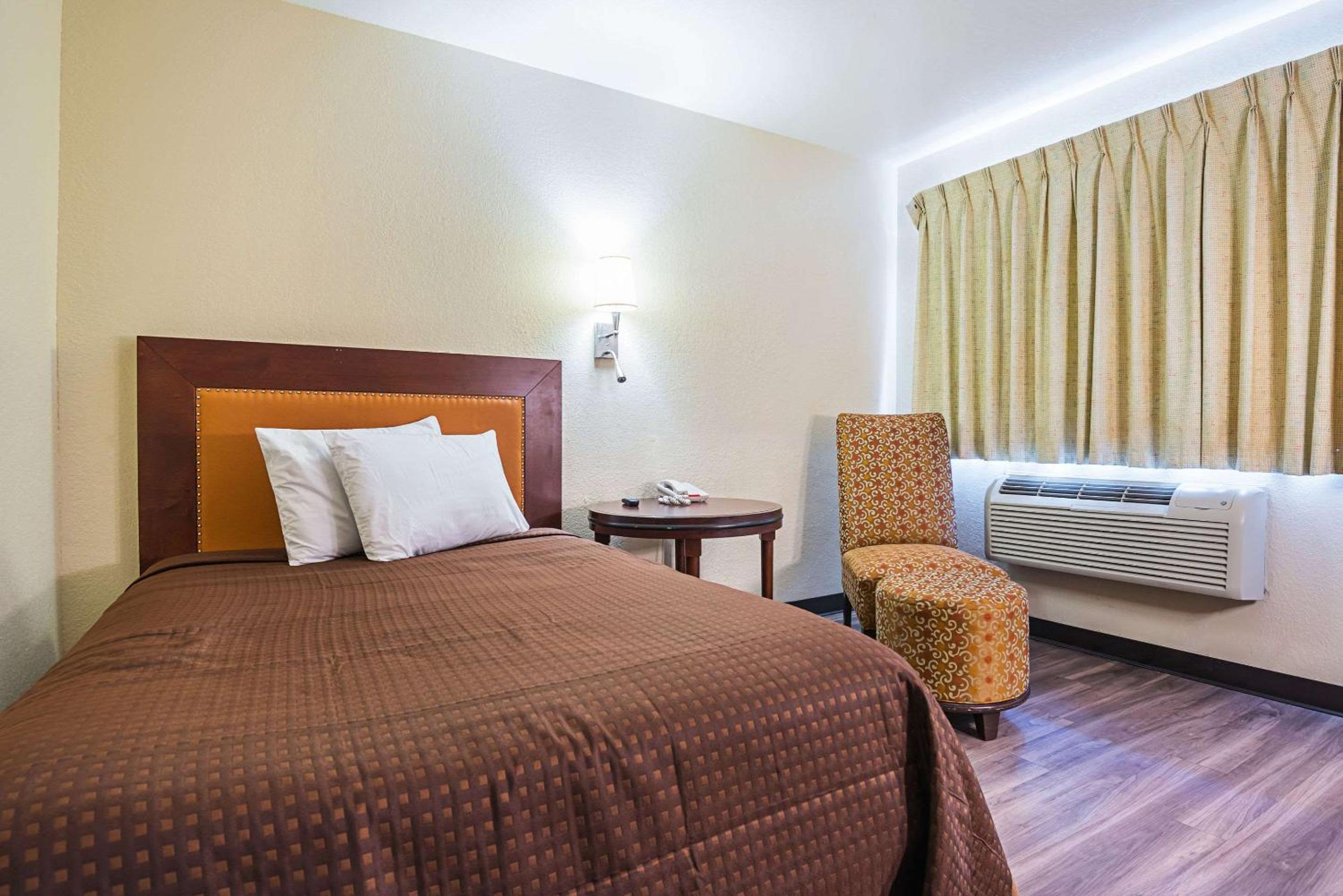 One Queen Bed Room - Accessible/Non-Smoking photo 3