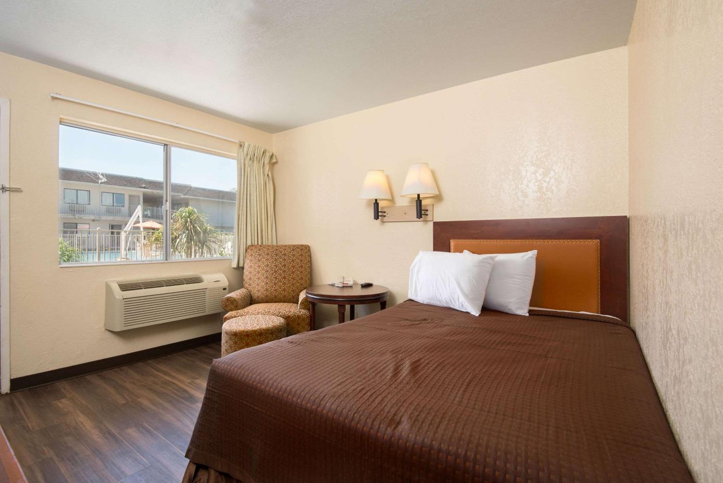 One Queen Bed Room - Accessible/Non-Smoking photo 2