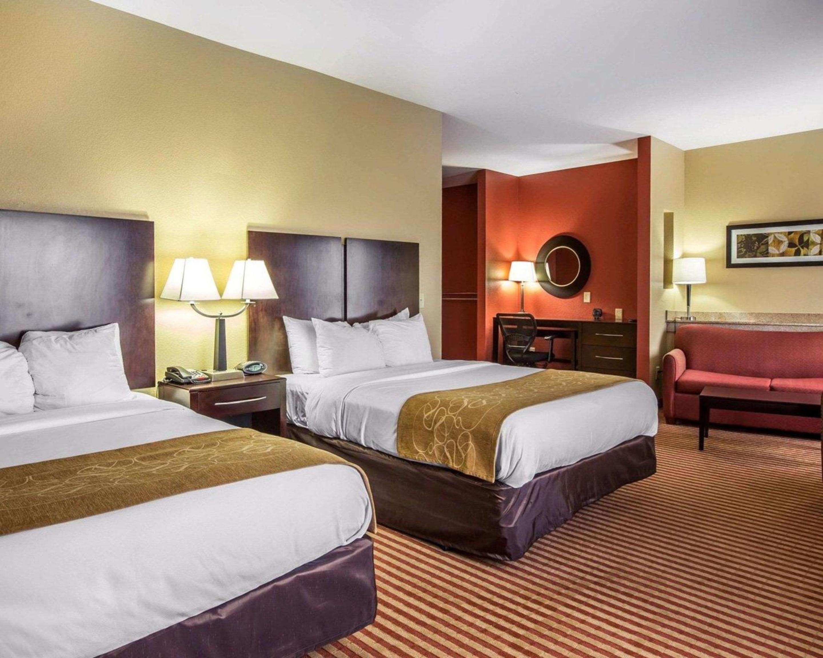 Queen Suite with 2 Queen Beds and Sofa Bed - Non Smoking - Photo 1