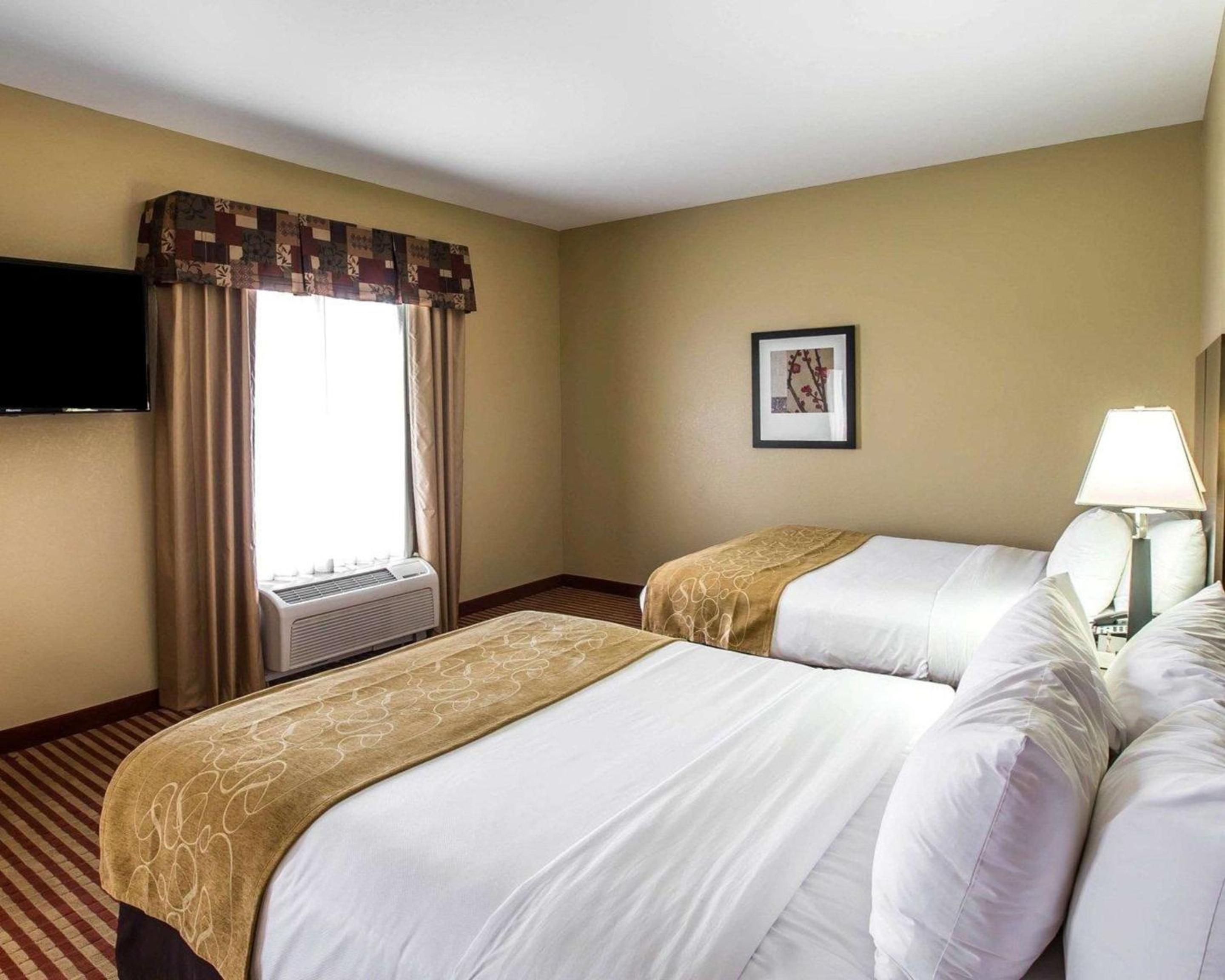 Queen Suite with 2 Queen Beds and Sofa Bed - Non Smoking - Photo 3