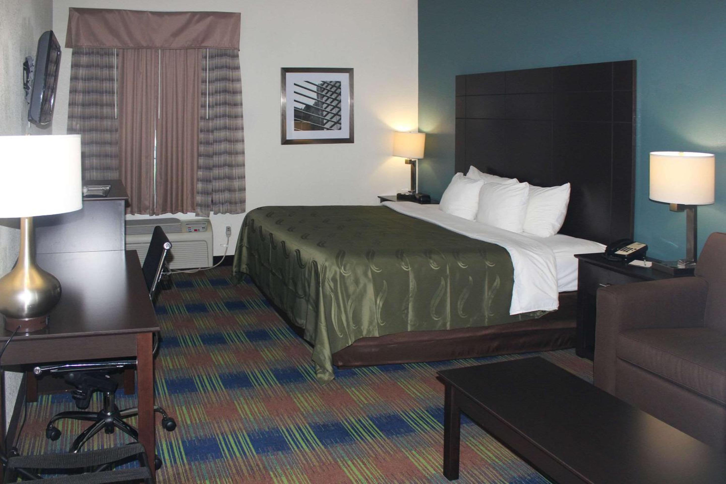 One Room Suite with Sofa - Non Smoking - Photo 1