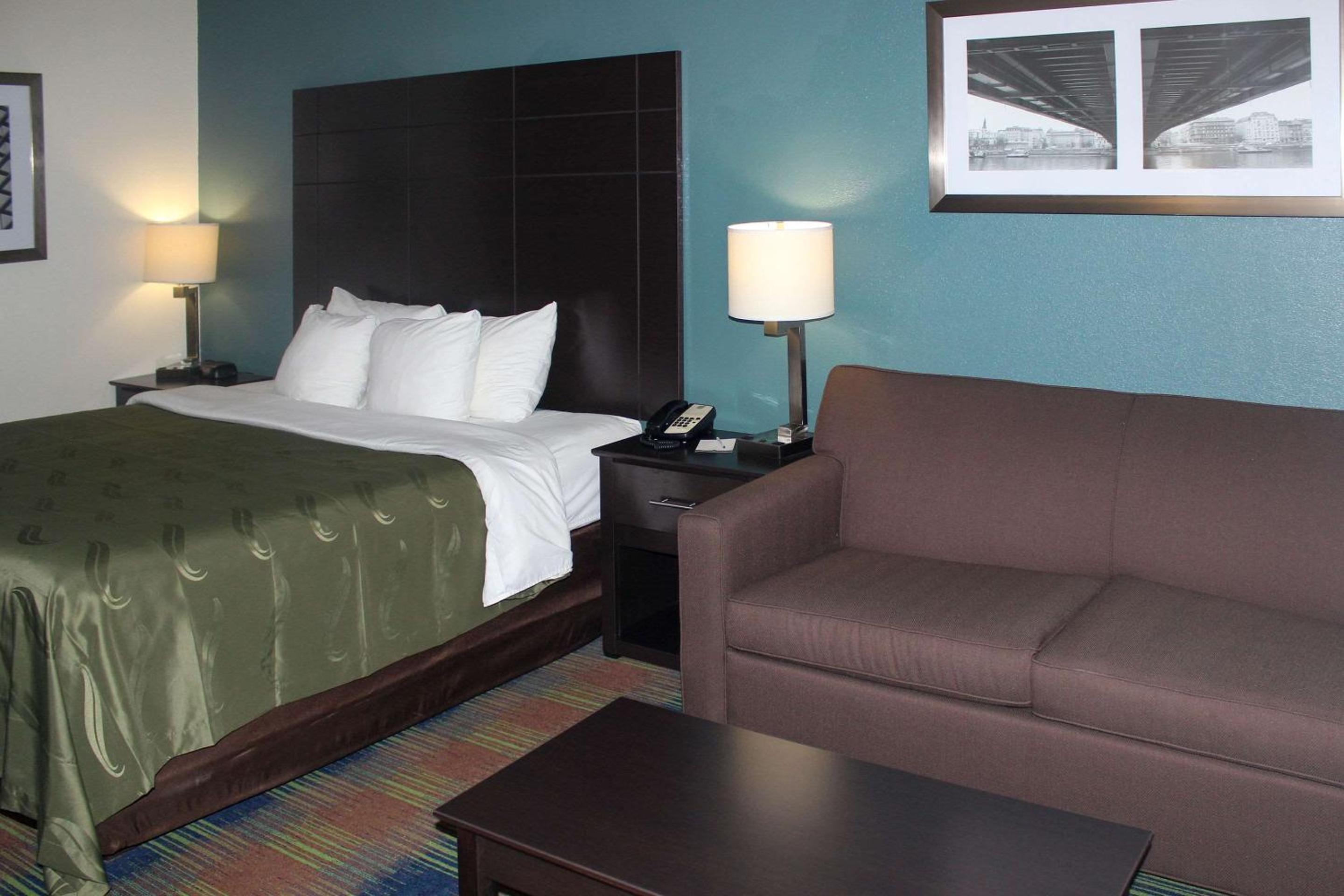 One Room Suite with Sofa - Non Smoking - Photo 2