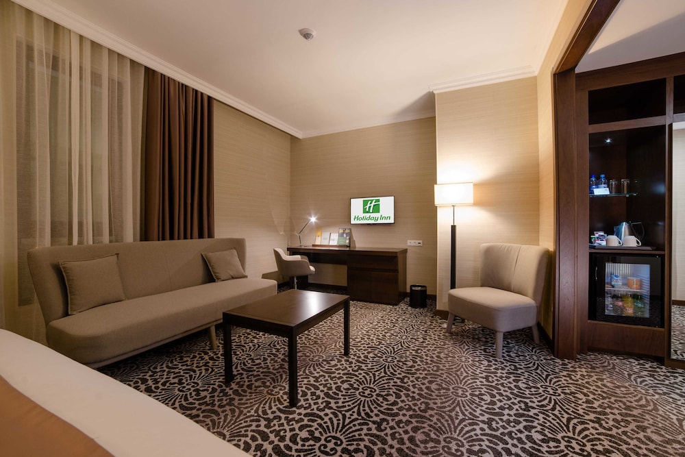 Suite, 1 King Bed, Smoking (Additional Living Area)