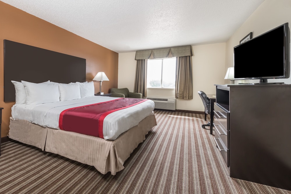 Suite, 1 King Bed, Refrigerator - Photo 2