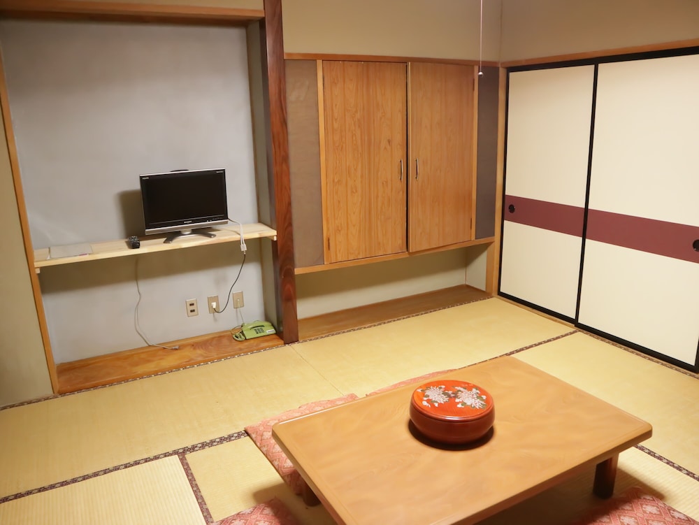 Japanese Style Room for 4 Guests with Shared Bathroom and Toilet photo 2