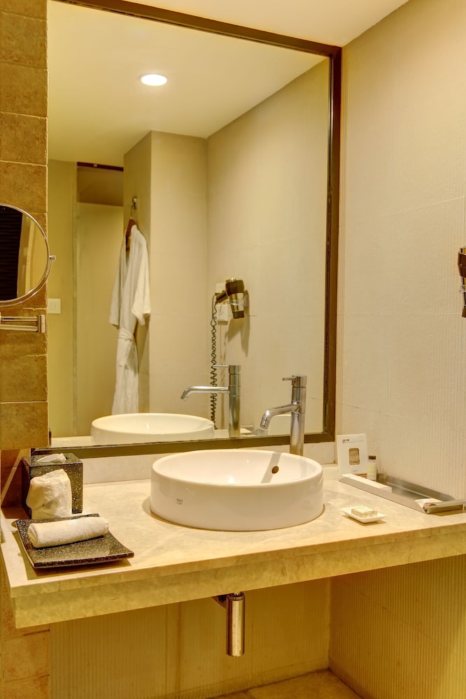 Club Room with Bath Tub - Photo 6