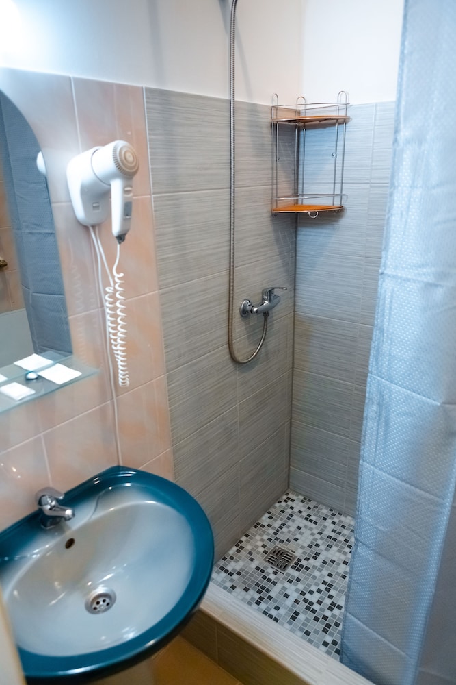 Standard Twin Room - Photo 2